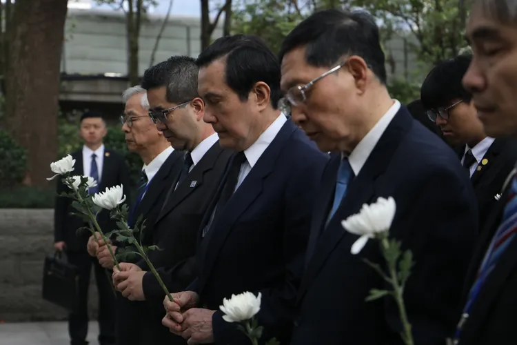 馬英九向張自忠陵墓獻花。馬辦提供