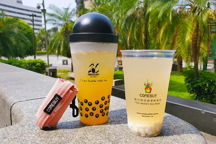 COMEBUY熱銷16年經典荔枝風味飲品，「荔枝玉露」香甜，「玉荷冰綠」沁涼。業者提供