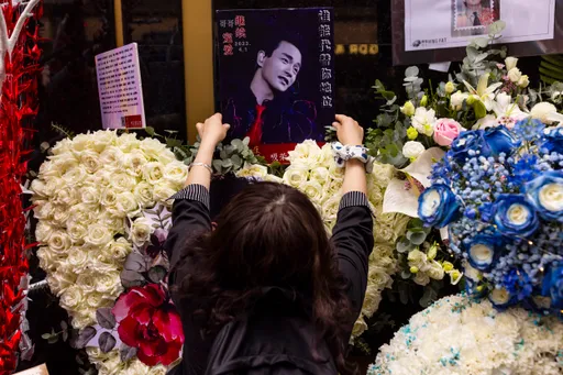 圖多|「誰能代替你地位」張國榮逝世20年 香港現悼念人潮