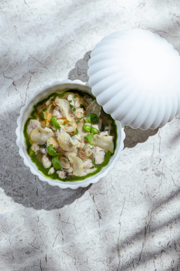 方蒔the FRONT HOUSE-鄉村記憶-田雞腿、貝類、白蒜、綜合香草。業者提供