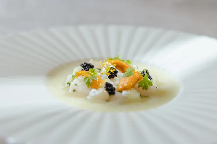 方蒔the FRONT HOUSE-海島風情-生醃干貝、海膽、海令魚卵、高麗菜酸、優格、青蘋果。業者提供