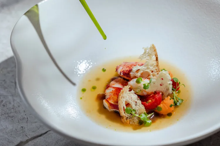 方蒔 the FRONT HOUSE-海港印象-龍蝦、楊桃、番茄、檳榔葉。業者提供