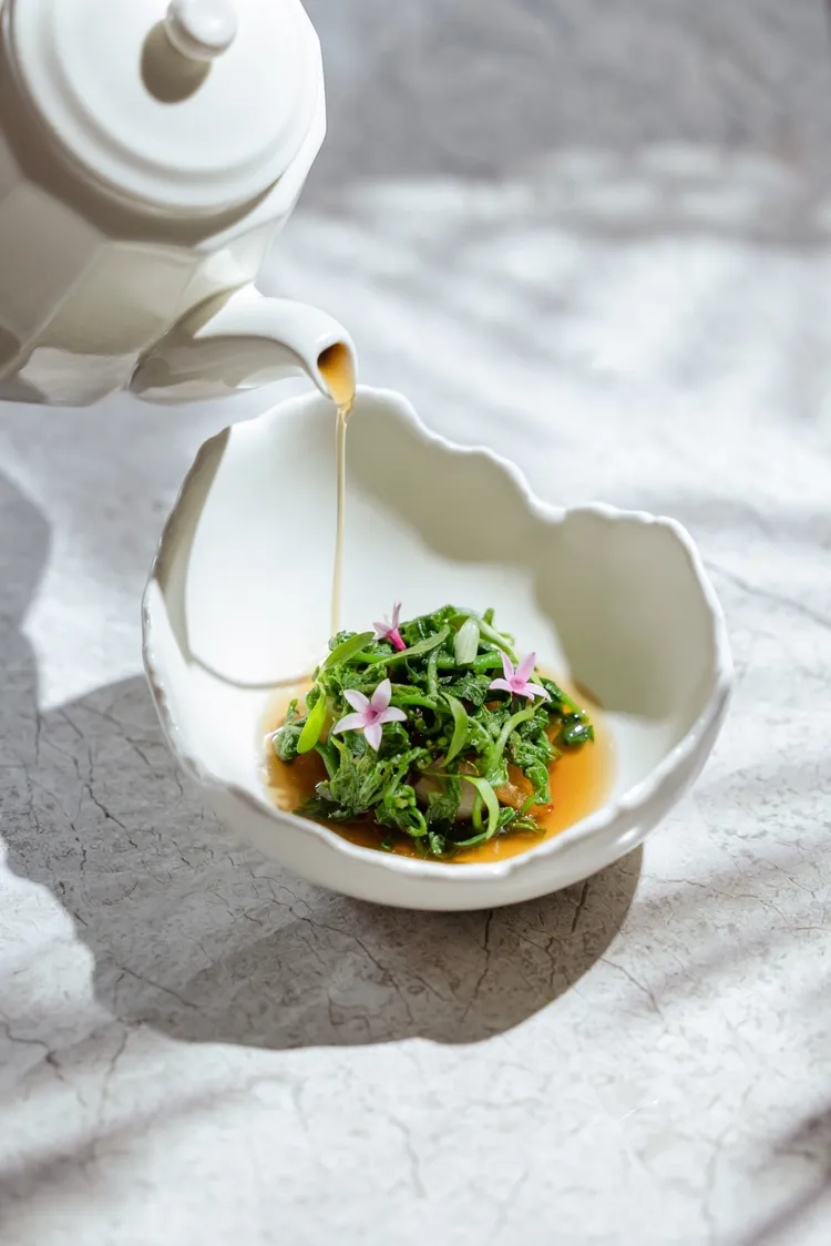 方蒔 the FRONT HOUSE-山林滋味-茶燻雞生蠔、蕨菜、桂竹筍、炭焙烏龍雞湯。業者提供