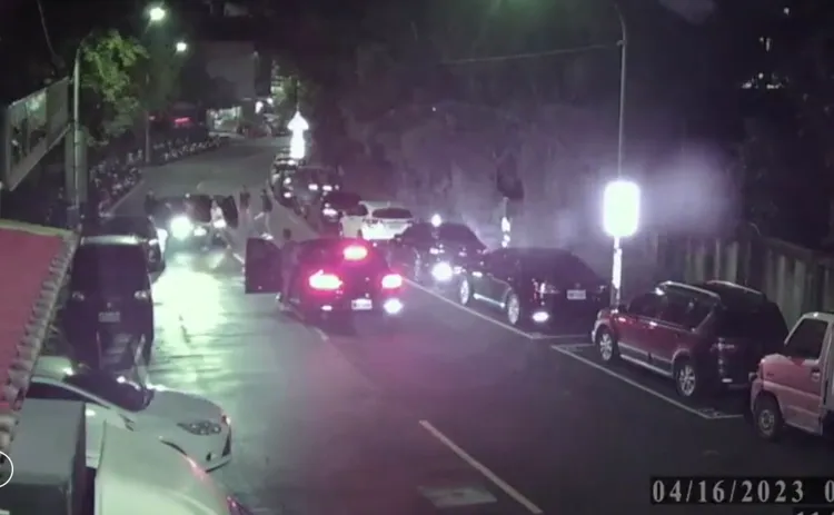 葉男等人凌晨當街砸車放鞭炮，巨大聲響引起鄰居報警。翻攝畫面