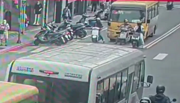 劉姓公車駕駛疑來不反應，不慎撞上停等紅燈的機車車尾。翻攝畫面