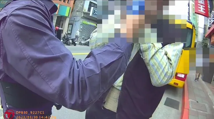 劉姓公車駕駛接受警方酒測。翻攝畫面