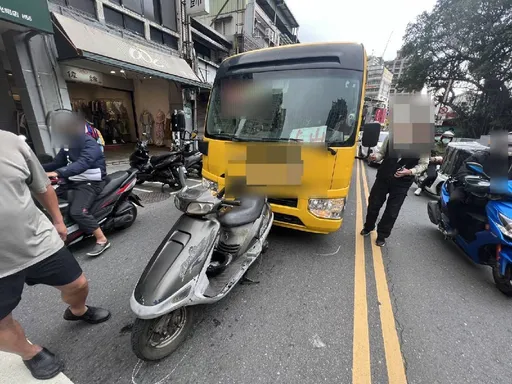 北市公車撞停等紅燈機車　瞎毀！駕駛酒測值高達1.33毫克