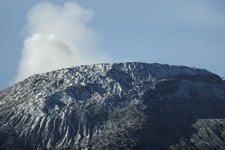 魯伊斯火山19日景象。路透社
