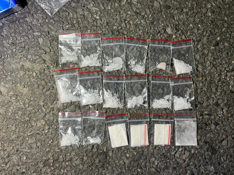 男子拒檢逃逸一邊還趁隙把毒品往窗外丟，仍逃不過警方法眼。警方提供