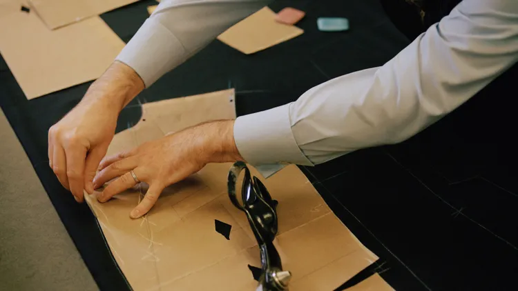 dunhill將為加菲爾打造出帥氣形象的西裝訂製服務移師台灣，於4月26日至29日止，在北、中、南全台5家專賣店中舉行量身諮詢活動。品牌提供