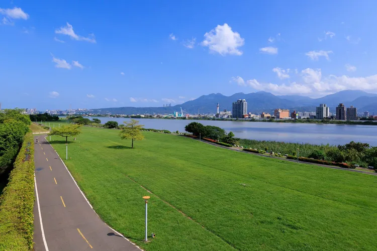 國道1號、淡水河8公里水岸綠帶與學園聚落，大北區水岸門戶成型。