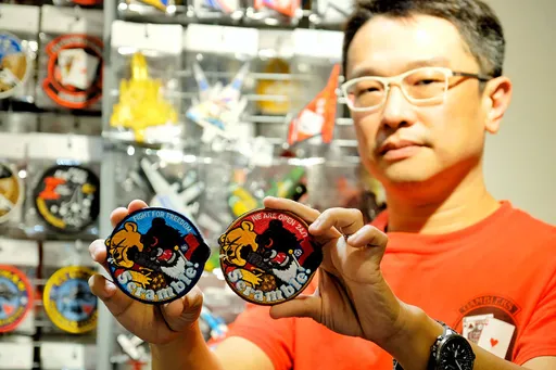 「台灣黑熊痛扁小熊維尼」飛官臂章爆紅 設計者現身親曝設計緣由