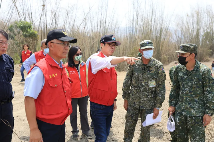 高雄市長陳其邁與軍方視察救災現場整備情況。高市府提供