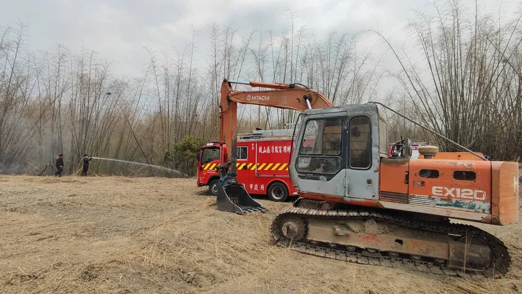 內門溝坪雜草火警仍在滅火中。翻攝畫面