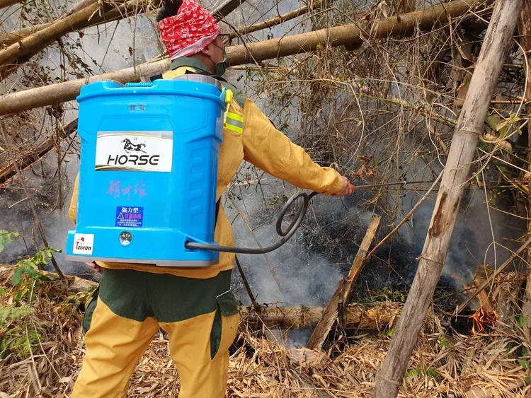 軍警消總動員滅火。林務局提供