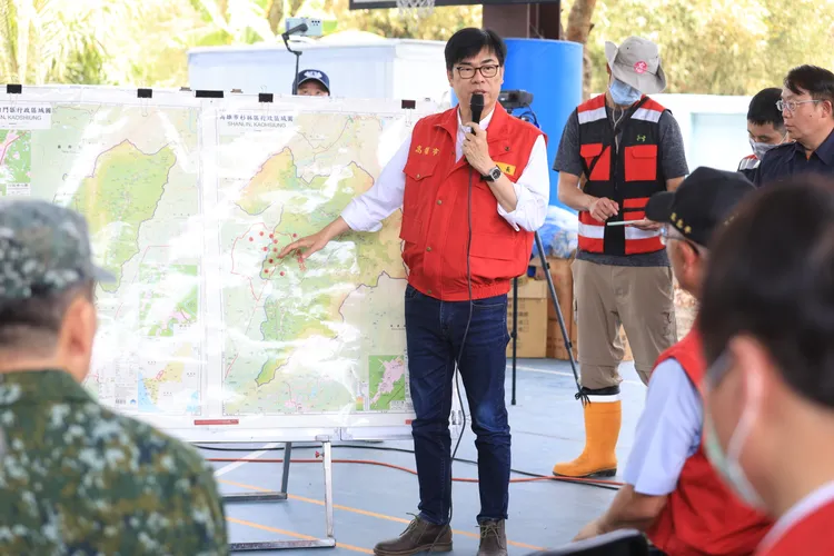 高雄市長陳其邁9時30分前往聯合指揮所，視察救災現場整備情況。高市府提供