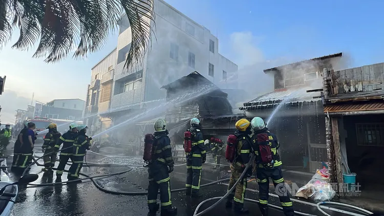 台東市和平街今天清晨發生火警，警消人員獲報趕赴現場灌救。中央社
