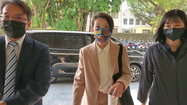 高虹安下午2時許進入台北地檢署時天還是亮的。呂志明攝