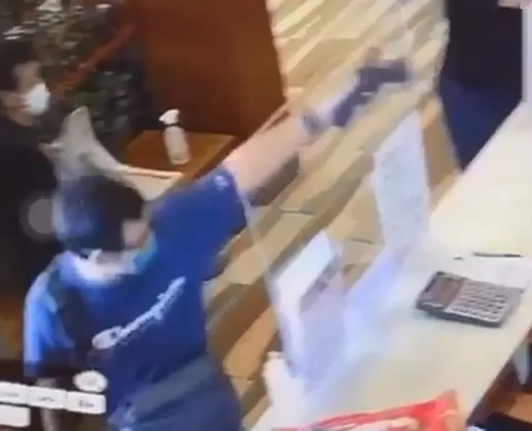 謝男離開時還持槍托指著櫃檯人員。翻攝臉書「爆料公社」