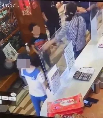 2名孩童及1名婦人先離開餐廳。翻攝臉書「爆料公社」