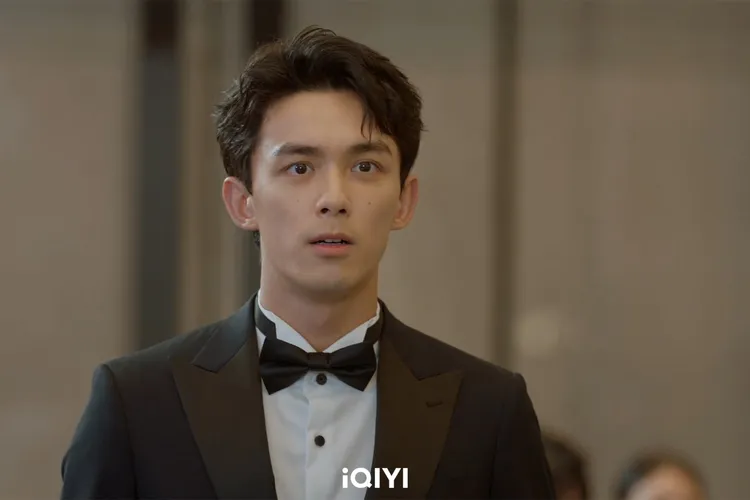 吳磊盛裝出席活動救場周雨彤。愛奇藝國際站提供