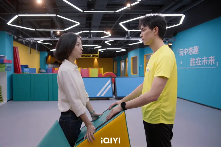 周雨彤（左）成功說服吳磊轉職網球運動員。愛奇藝國際站提供