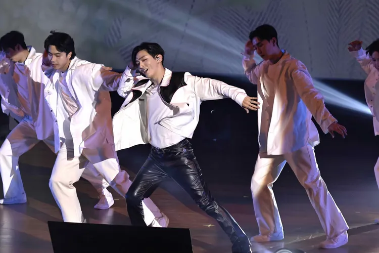 尹智聖又唱又跳，帶動全場氣氛。施昂強攝