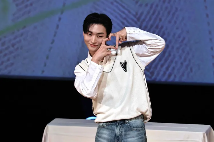 尹智聖對台灣粉絲比出愛心，施昂強攝