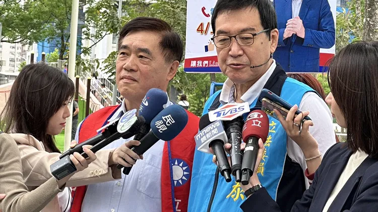 國民黨立委費鴻泰（右）與台北市前市長郝龍斌（左）於掃街前接受訪。潘袁詩羽攝
