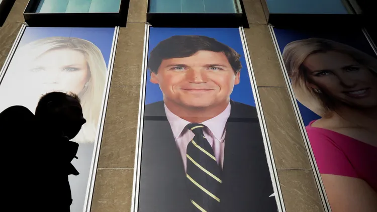 卡爾森（中）曾是福斯新聞當家的看板明星主播。路透社