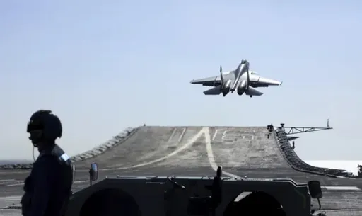 共軍環台軍演侵門踏戶 《衛報》:殲15戰機首入台灣防空識別區