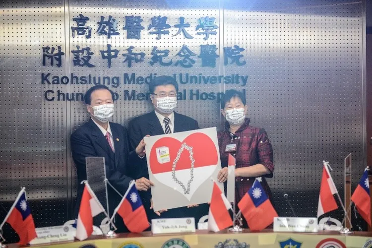 台灣ICS募集10萬美金轉給印尼ICS，並指定「Covid-19防疫藥物醫療人員專用」。高醫提供