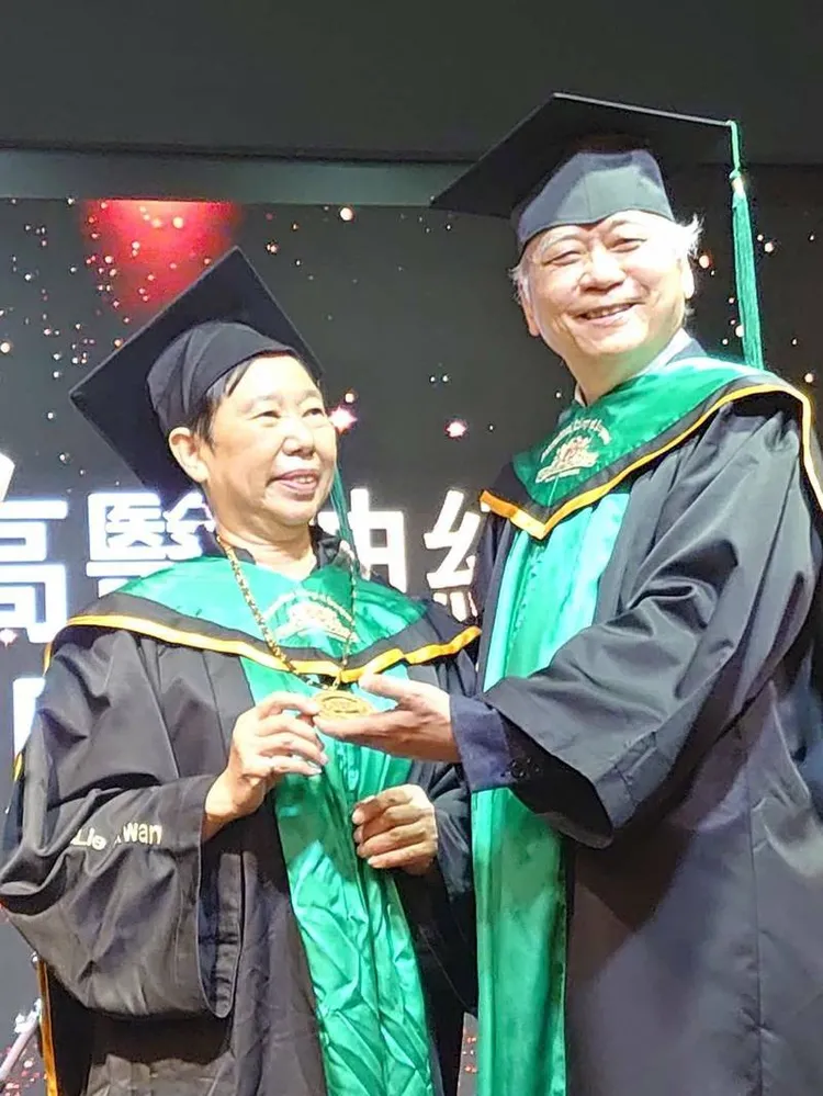 高醫大教授關皚麗（左）是ICS成立87年來首位女性理事長。高醫提供