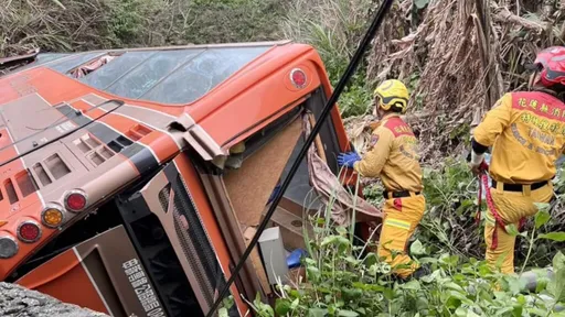 花蓮客運衝破護欄摔溪谷1死5傷 目擊者這麼說!警方初判事故原因