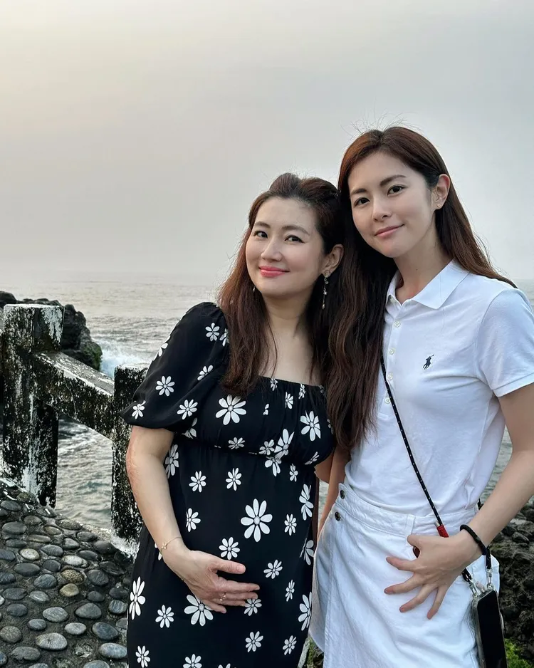 Selina（左）和妹妹任容萱「黑白配」。翻攝Selina IG