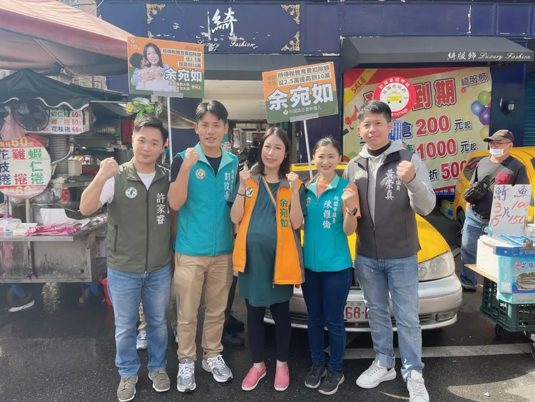 余宛如有市議員陪同助陣。翻攝余宛如臉書