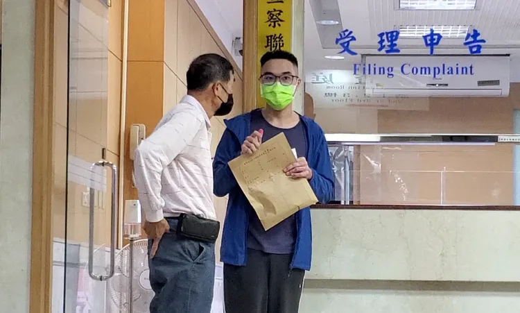 涉嫌詐領保險費的陳姓男子(藍衣)，1萬元交保。呂志明攝