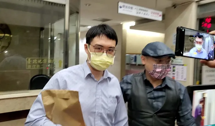 當記者問顧芳瑜會不會覺得很冤枉，他點頭輕聲說「謝謝」。呂志明攝