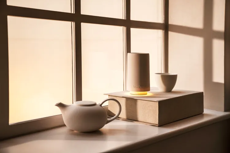 bamford此款療癒香氛機選用白瓷材質，且帶有無需插電的蓄電式設計，使用時就宛如藝術品而非電器。品牌提供