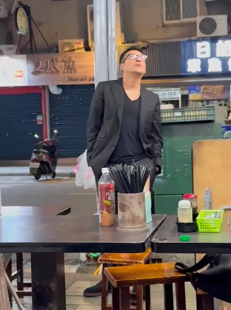 汪小菲戴著眼鏡東張西望。讀者提供