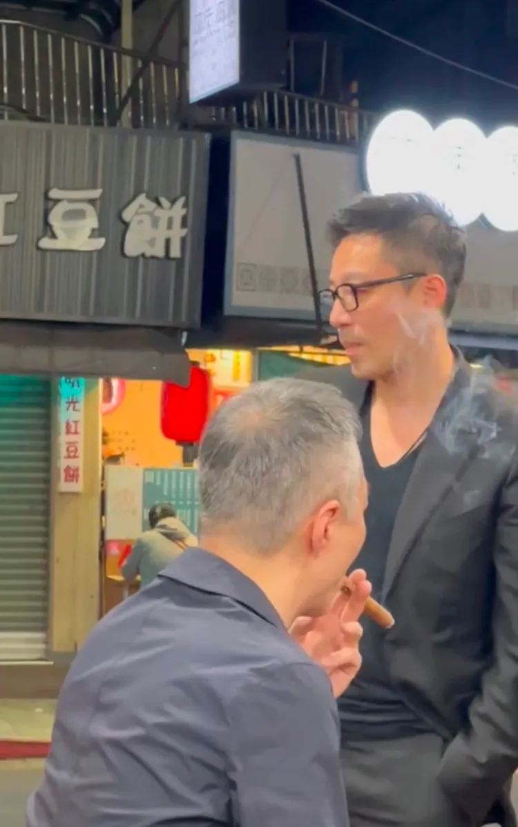 汪小菲穿著西裝走來走去。讀者提供