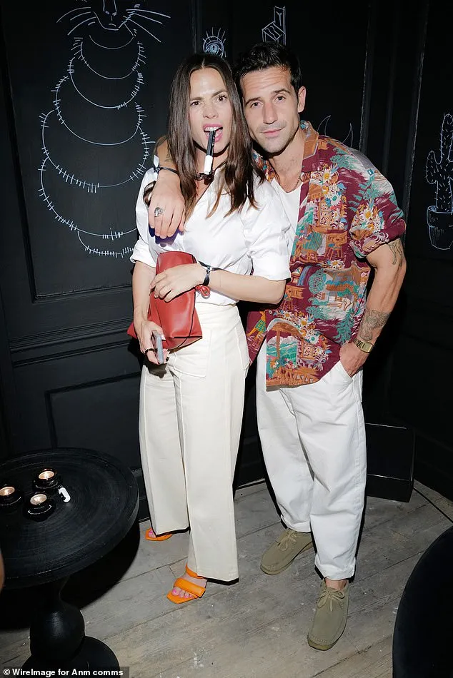 海莉（左）與作曲家男友奈德沃夫甘凱利交往10個月就訂婚。Wire Image 