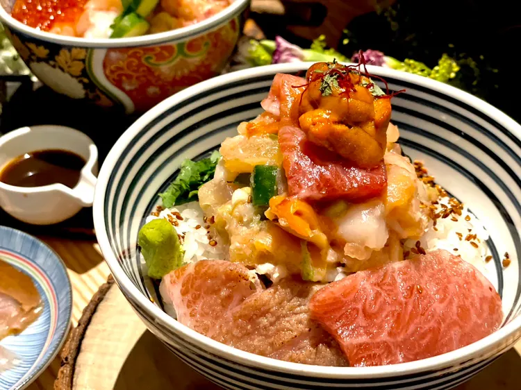 「絢 海鮮珠寶盒」以頂級黑鮪大腹搭佐金黃海膽、碎中鮪、魷魚、阿根廷天使紅蝦、魚卵、鯡魚卵、黑海松貝 、海苔、紫蘇葉等食材。曾仲葳攝