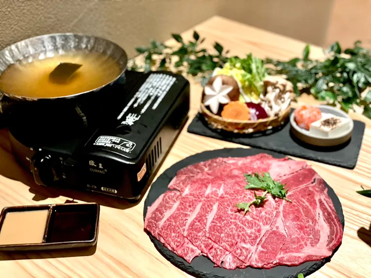 台灣限定帝王蟹及和牛極品火鍋新上市，滿足更多元的口腹之慾。曾仲葳攝