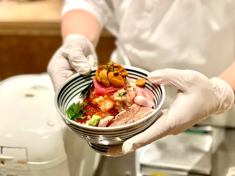 「絢 海鮮珠寶盒」吃到剩1/3左右可要求隱藏版吃法，淋上日本真鯛高湯，呈現湯泡飯的二次美味。曾仲葳攝