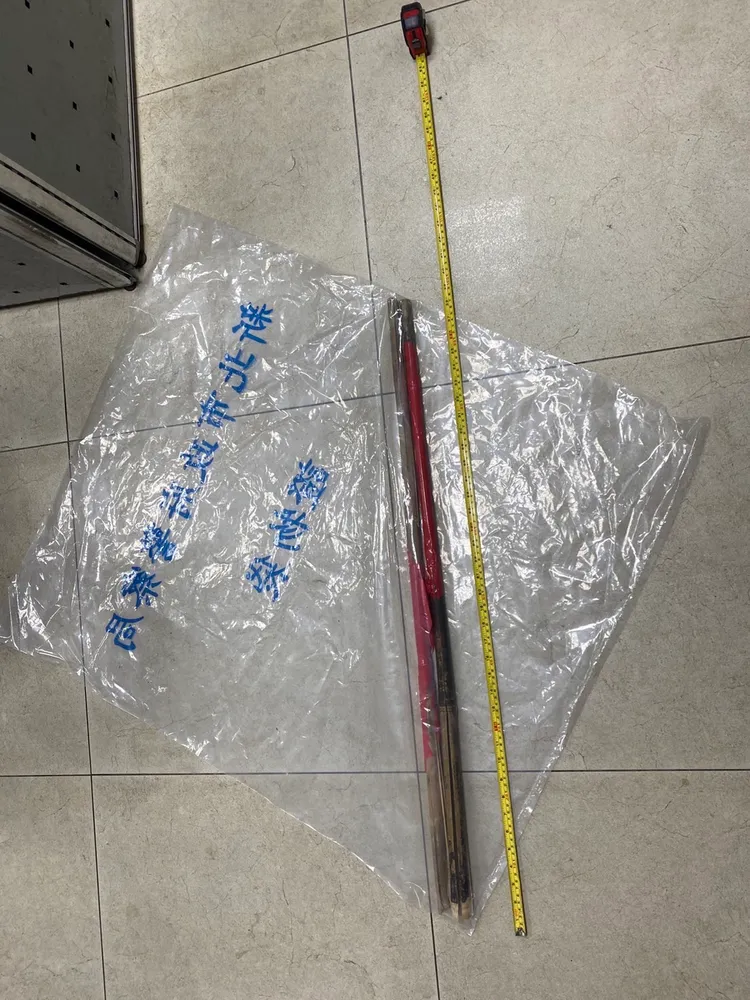 林男行兇用的掃帚。樹林警分局提供