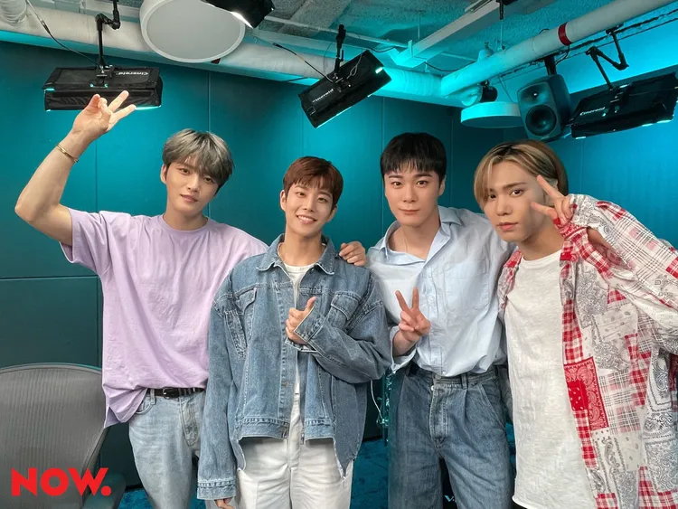 文彬（右二）2021年與ASTRO隊友ROCKY（右）、MJ作客金在中（左）節目《社區青年》，時隔15年同框。翻攝naver