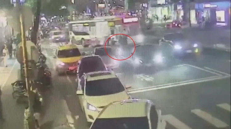 雙方(紅圈處)在路中央發生推擠拉扯，公車見狀只得切出閃避。海山警分局提供