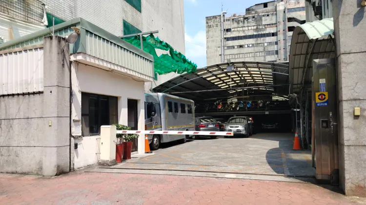 經查是保七員警在大樓後方備勤室誤觸板機。讀者提供