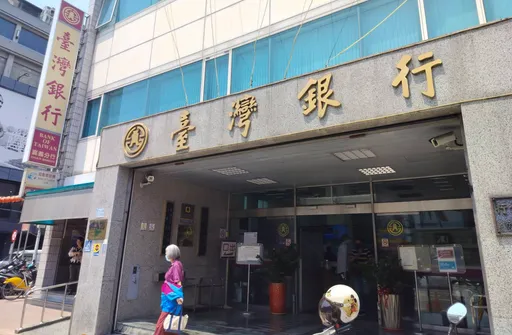 台銀嘉義分行驚傳槍響　不是搶劫！保七警員誤觸扳機嚇壞人